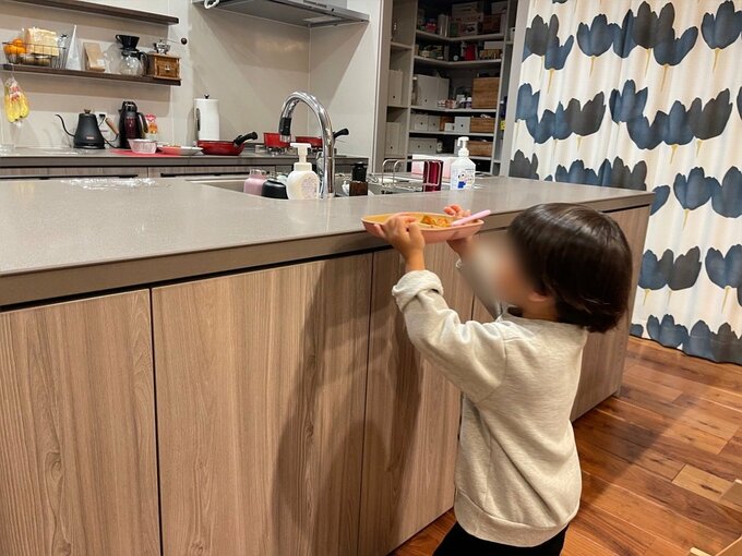 お皿を片づける子ども