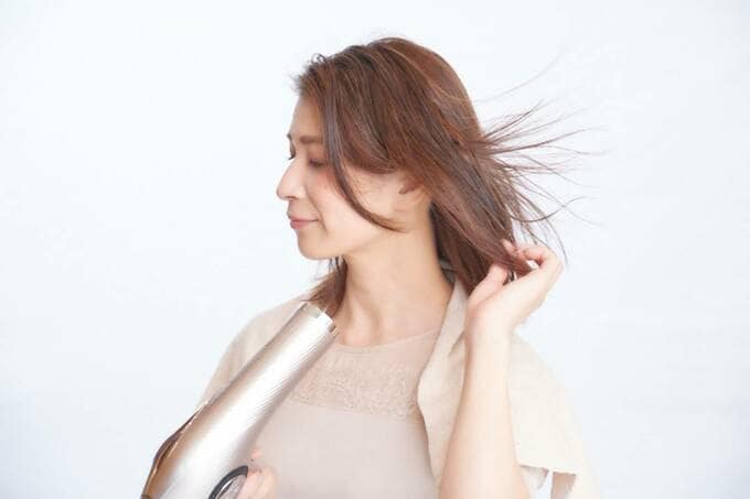 下から髪を乾かす