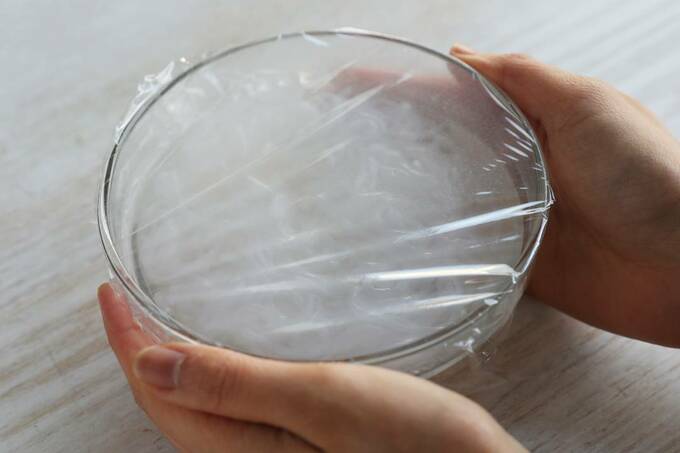 しらたきが入ったボウルにラップ