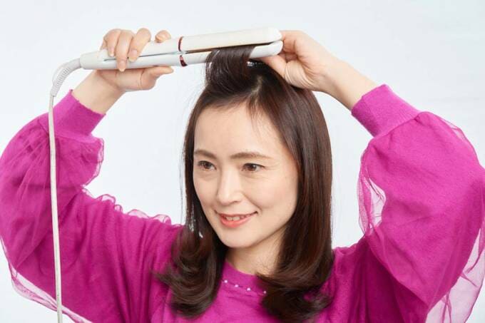 前髪は上に持ち上げて、後ろ方向にアイロンを通す