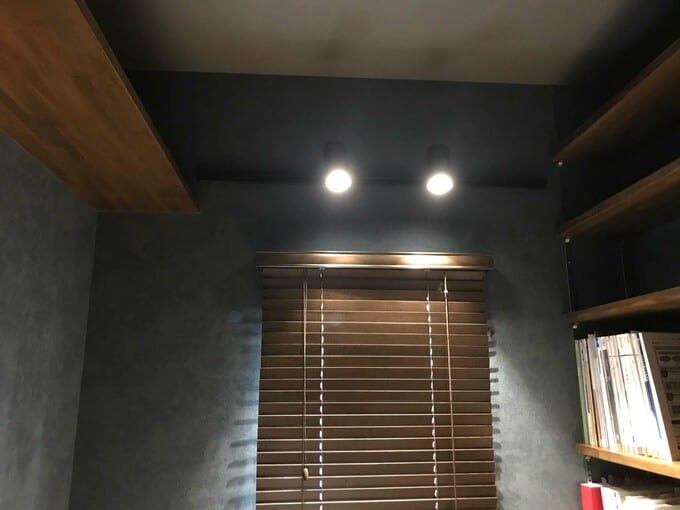 閉めると真っ暗になる