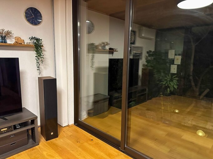 窓ガラスに室内が反射