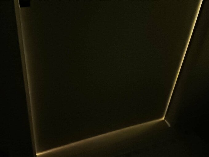 ドアの隙間から光がもれる