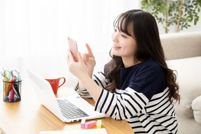 スマホを操作する女性