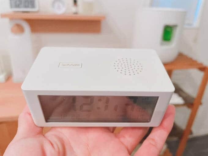 デジタル電波時計を持つ様子