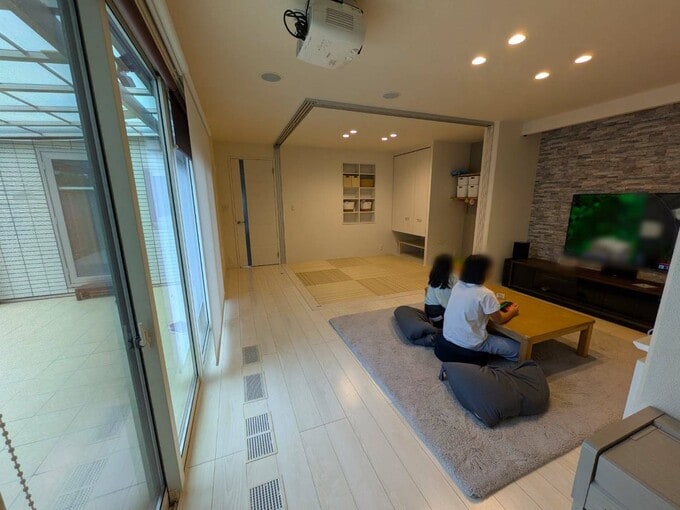 リビングでテレビを観る子どもたち