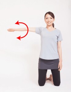 指先方向へ数回、腕を伸ばす