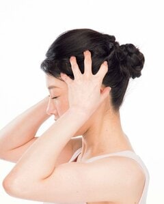 指の腹でつかむように押す