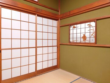 破れにくいプラスチック障子紙に貼り替えて、今後をラクに。作業内容と特徴をレポート