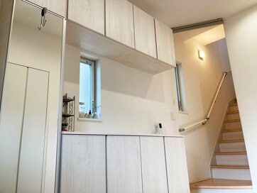 土間収納とゲタ箱のWづかいで玄関すっきり。鏡の位置も工夫、外出がスムーズな家