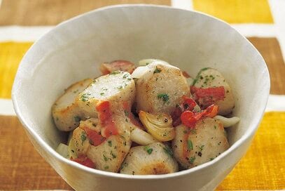 旬のサトイモを最高においしくするレシピ。洋風の味つけで楽しむ「ホットサラダ」