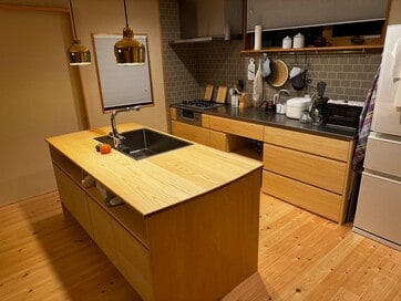 16畳のLDKにⅡ型のアイランドキッチンを造作。コンパクトでも、夫婦ふたりの作業がラク