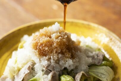 5分蒸せば完成「まるごとレタスのせいろ蒸し」。包丁いらず、豚バラをはさんでひと玉ペロリ