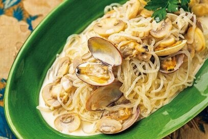 しらたき麺を使った「低糖質クリームパスタ」。濃厚なアサリだしが絶品