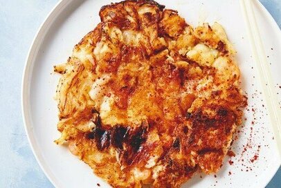 料理家が繰り返しつくる「新タマネギ」レシピ。カリっと焼けた生地の「チヂミ」