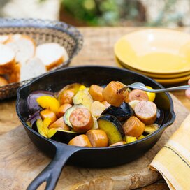 AYUMIさんがつくる「夏野菜とソーセージ」のおうちキャンプごはんレシピ