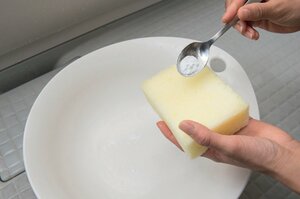 イスや洗面器にクエン酸水をスプレーし、重曹でこする