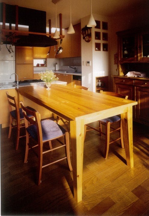 コンロと食卓が同じ高さのキッチンダイニング