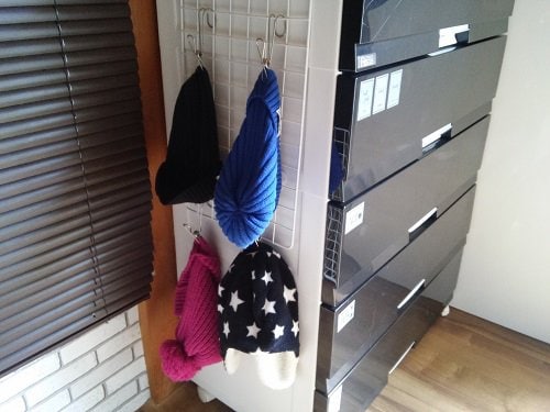 チェストの壁面に設置したワイヤーネットは普段使いの帽子を引っかけるのに最適