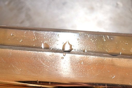 濡れたら拭けばいいんですけどね、洗い物をすると毎回、必ず水浸しになるシンクの縁