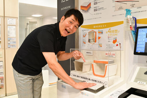 床材を体感する男性