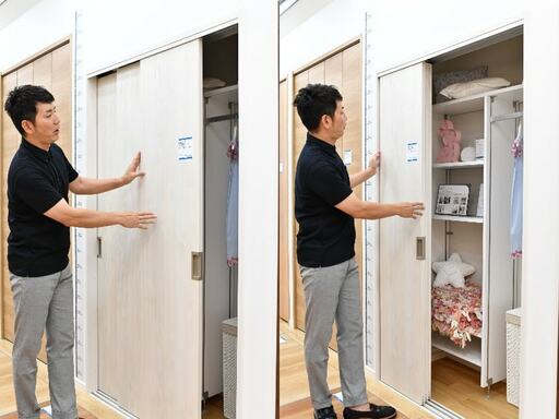 引き戸を開ける男性2カット