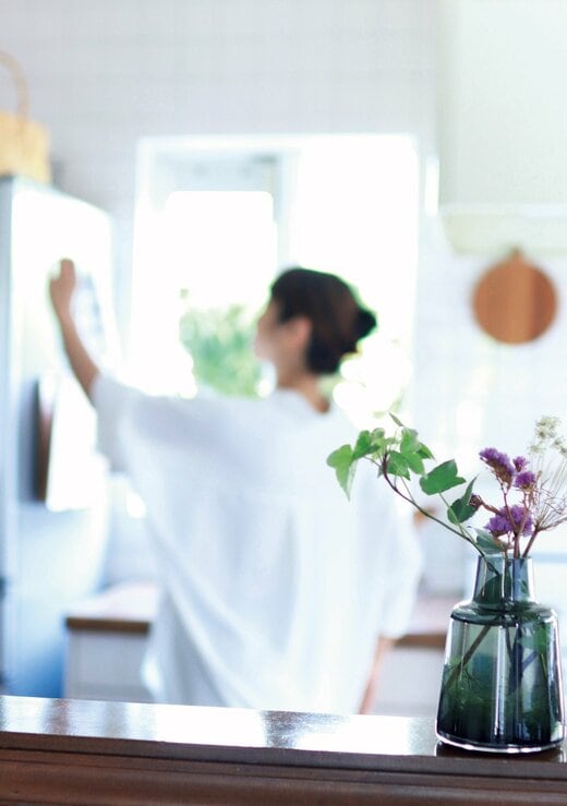 キッチンに立つ女性