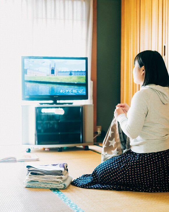 テレビを見る女性