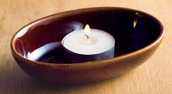 飴あめ釉ゆうのオーバル小皿を キャンドルトレーに