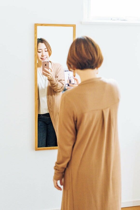 鏡にうつる女性