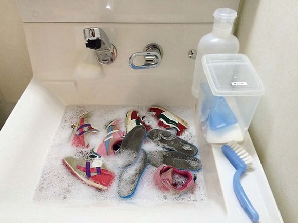 漂白剤につけおけば靴の汚れがラクに落ちる