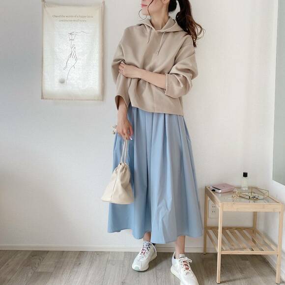 ドライストレッチの動きやすいパーカを合わせたコーデ