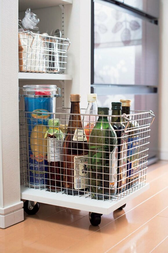 キャスター付きカゴにビン類