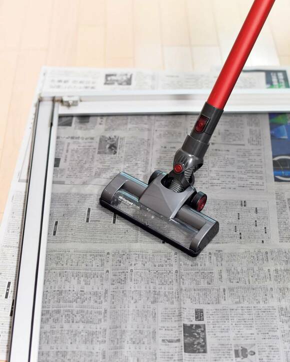 網戸の上に掃除機をのせている様子