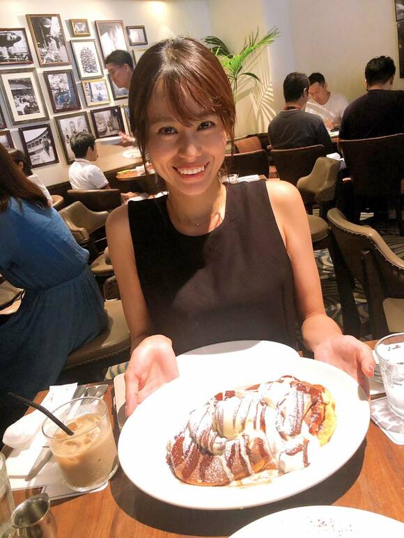 料理を持って女性が笑っている様子