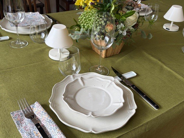 テーブルにあるお皿とカトラリー