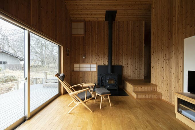 家の中央にある薪ストーブ