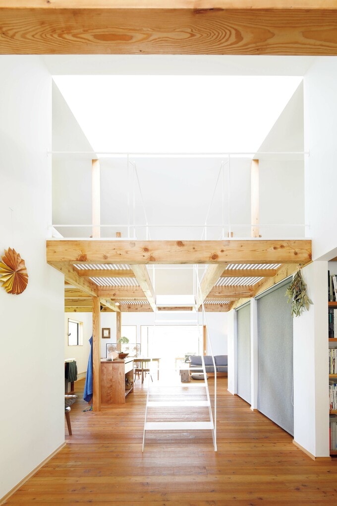 ドーマー窓からの光が階下に届く