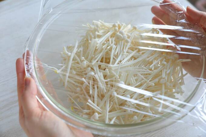 モヤシとエノキが入った耐熱容器にラップ