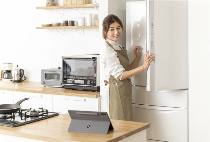 冷蔵庫からものを取り出す女性