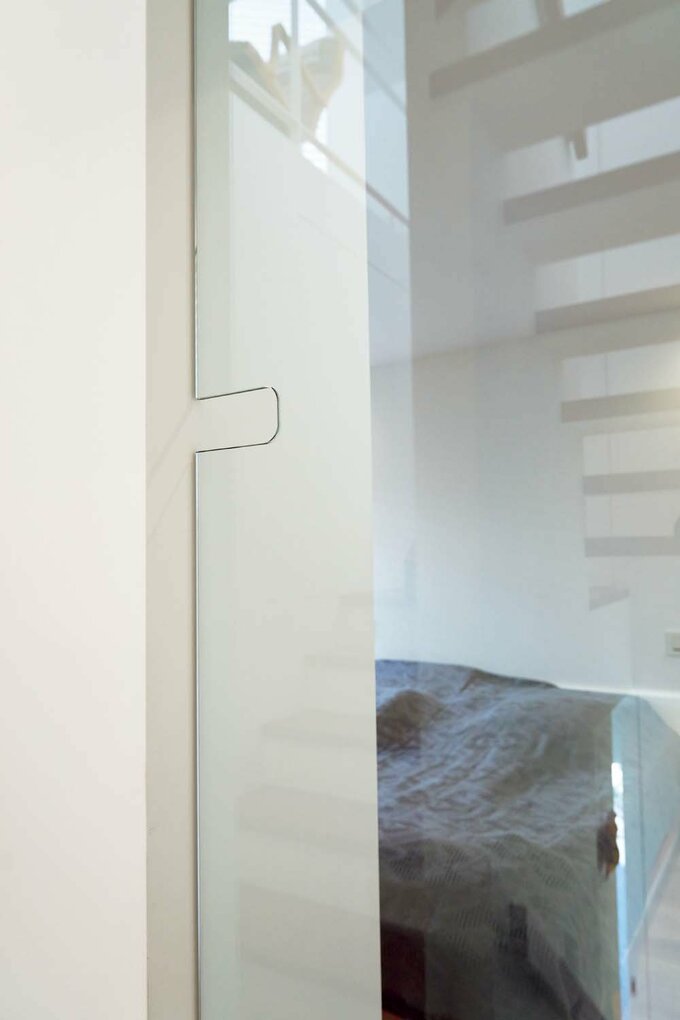 狭さを感じさせない寝室のガラス扉