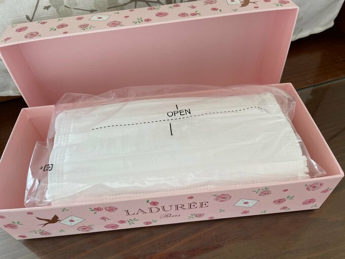 マスク入れになったお菓子の箱