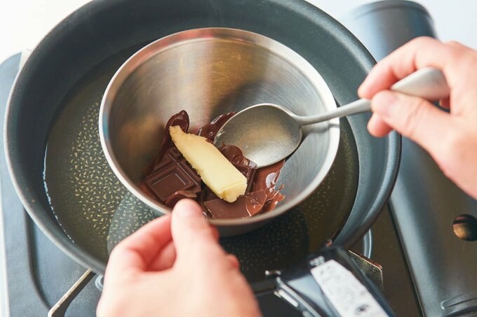 バターとチョコを湯せん