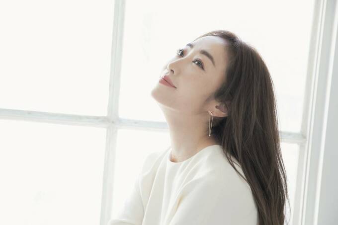 上を見上げる女性