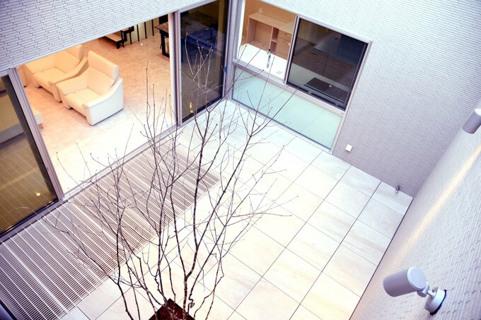 周囲を囲まれている中庭