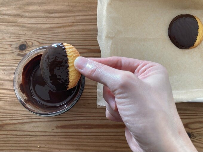 クッキーにチョコ掛け