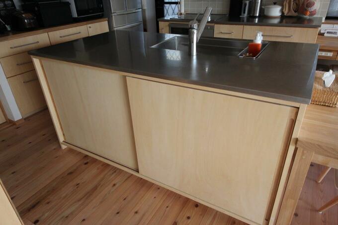 シンクと逆の閉じた扉