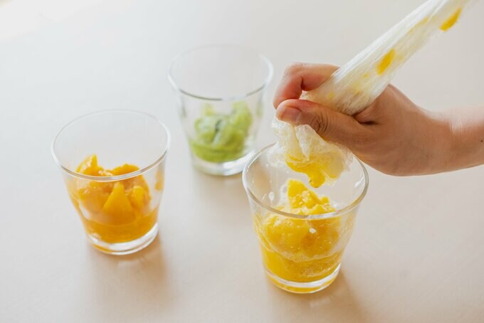 グラスに果物を入れる