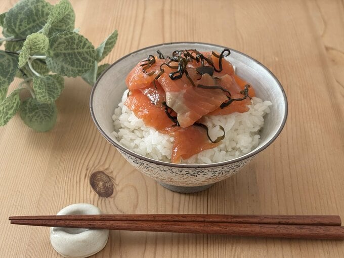 サーモン塩昆布丼