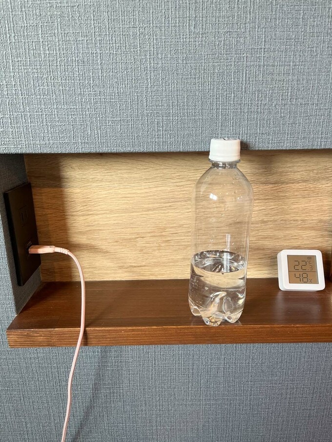 ペットボトルがはみ出すニッチ